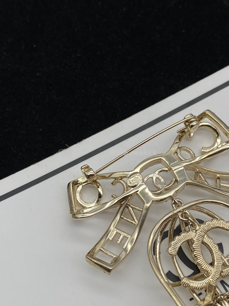 Chanel Glass Pearl Cc Gold Brooch (23) - www.newkick.vip